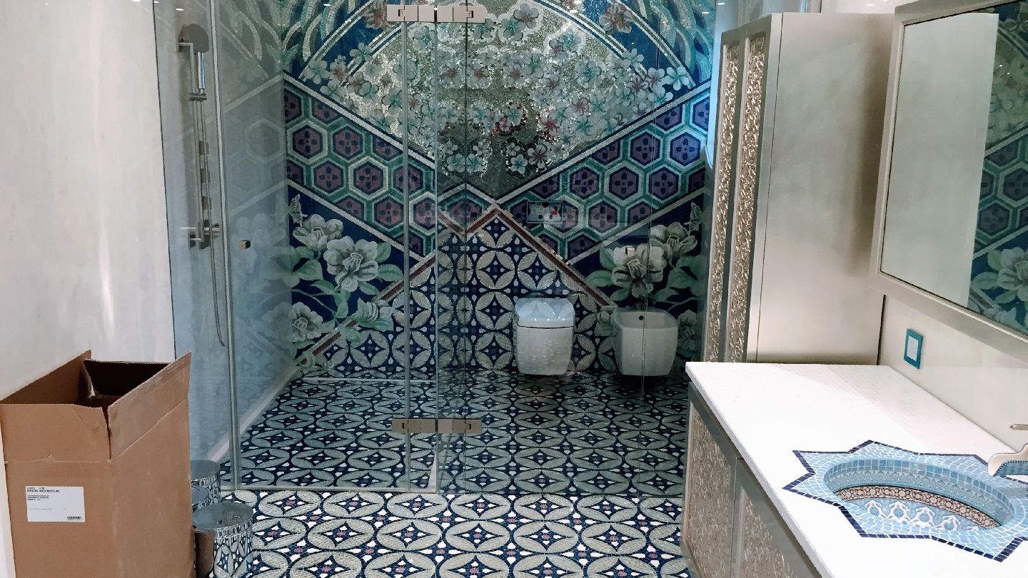 Bad mit blau-weissen Mosaikfliesen