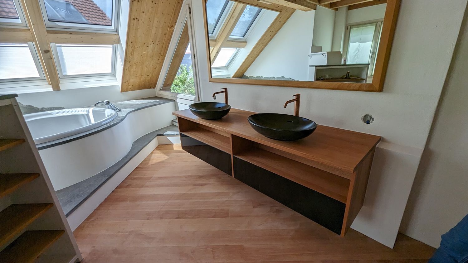 Dachbad mit zwei Aufsatzbecken