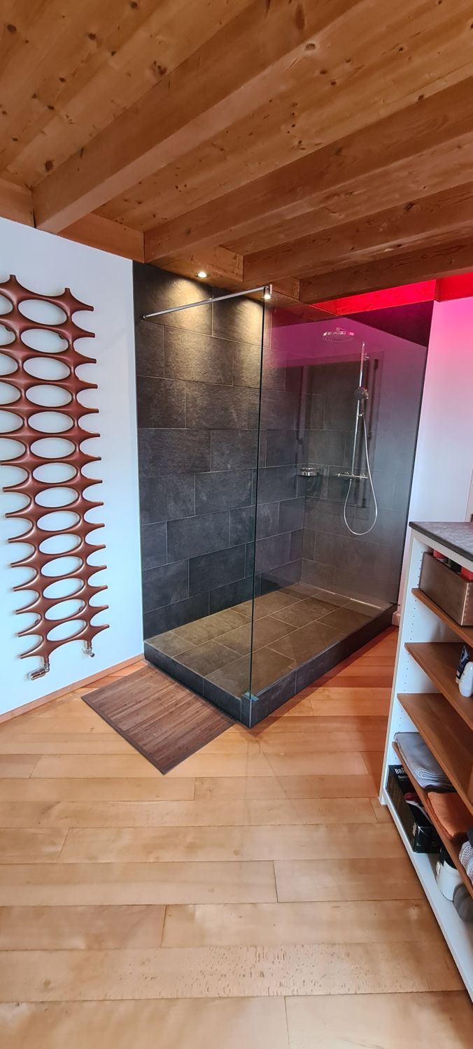Dusche in einem Loft mit Eichenboden
