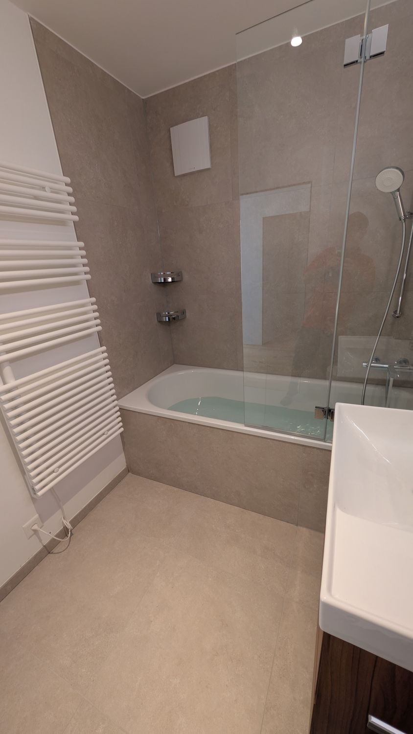 Bad mit Badewanne und Handtuchradiator