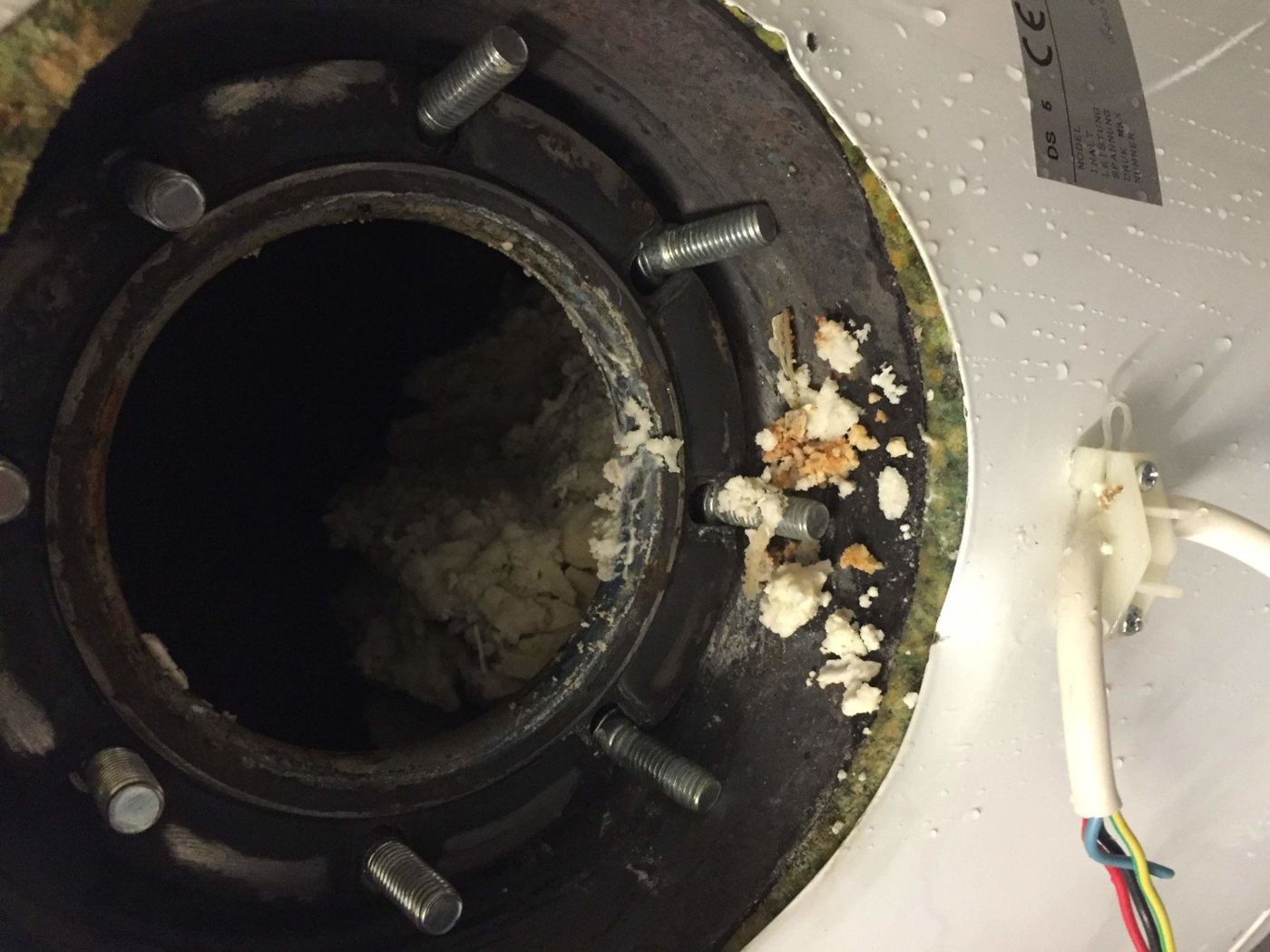Boiler und Heizstäbe bei der Entkalkung, Bild 1 von 6